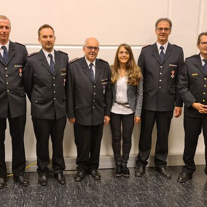 Feuerwehrmänner und die Bürgermeisterin