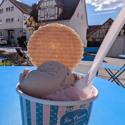 Eisbecher auf dem Dorfplatz in Großaspach