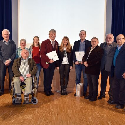 Gruppenbild mit Bürgerinnen und Bürgern mit der Bürgermeisterin.